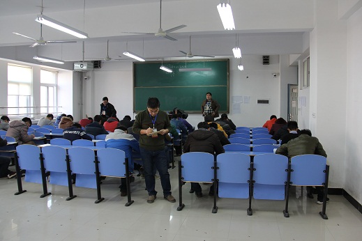 毕业生认真进行黄委会水文局理论考试