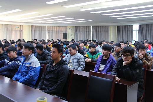 毕业生们认真听取黄河水利委员会领导宣讲